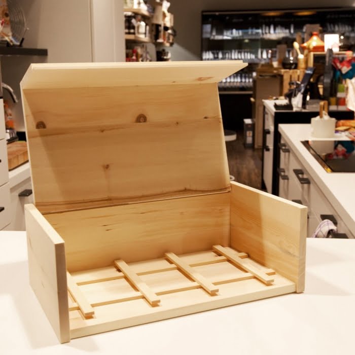 Bild zeigt offene Zirbenholzbrotdose