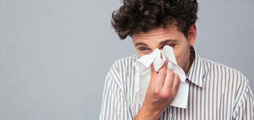 Mann mit verstopfter Nase