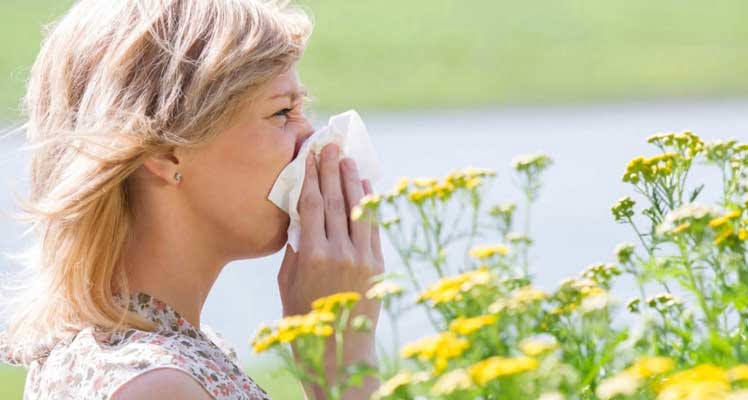 Bild zeigt allergische Frau