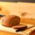 Bild zeigt Brot auf Schneidbrett