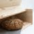 Zirben Brotkasten/Brotdose aus 100% Zirbenholz inkl. Bienenwachstuch - mit herausnehmbarem Zirbenholz-Gitter - Maße: 45 x 16 x 25 cm - Handgemacht in Österreich - 4